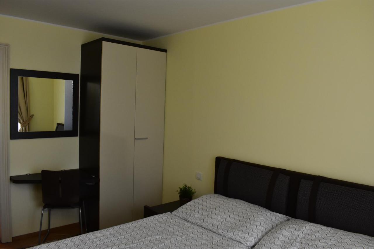 Apartment Vikroria - Hálkova 5 Praga Exterior foto